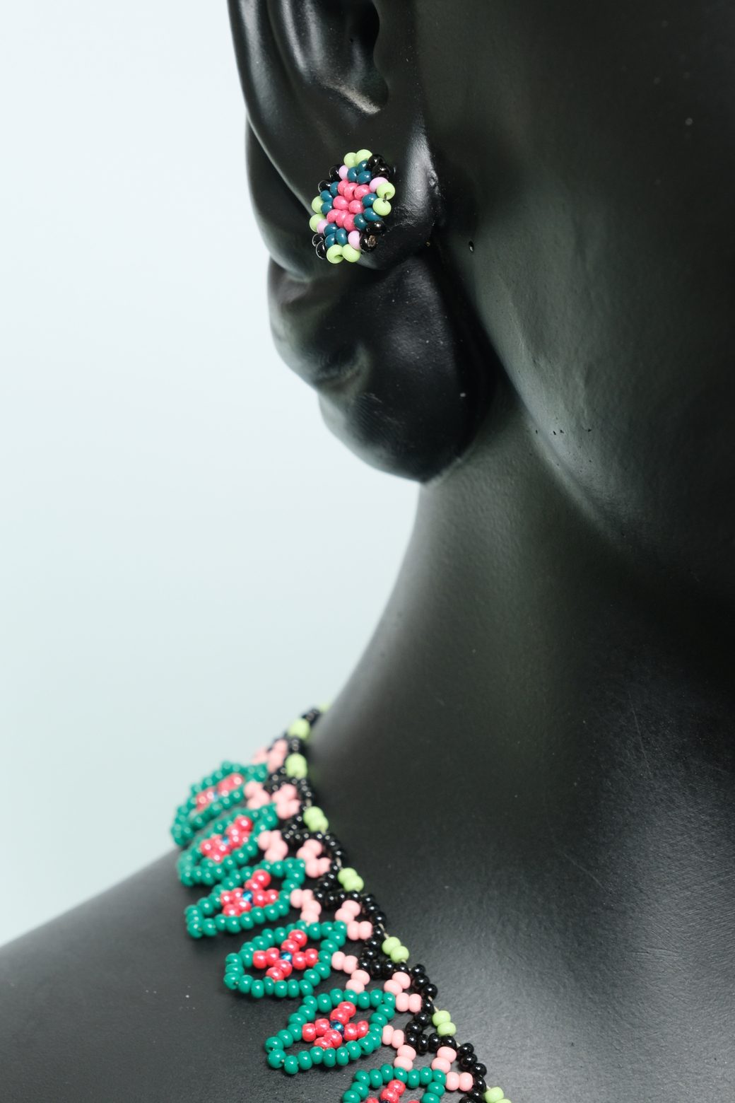 Rosa Esmeralda Collar etnico artesanal en chaquiras verde y rosa diseno floral tipo gargantilla handmade statement A6-02