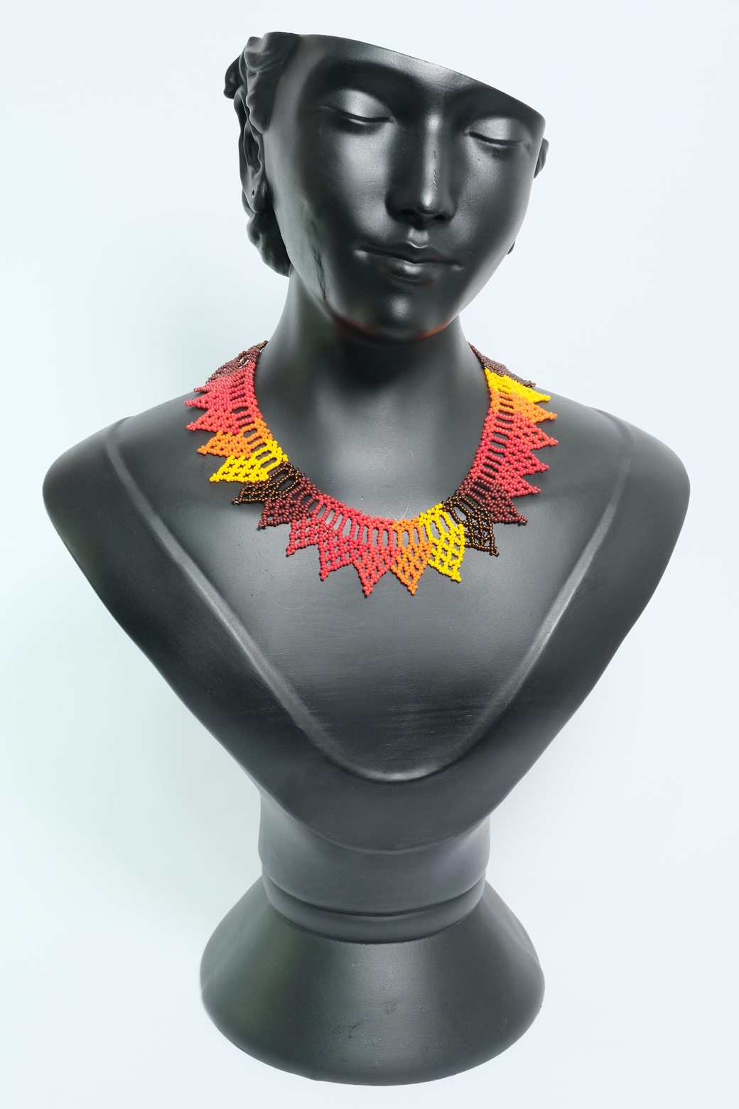 Ocaso Dorado Collar etnico artesanal en chaquiras tonos tierra diseno en picos tipo gargantilla handmade statement A6-01