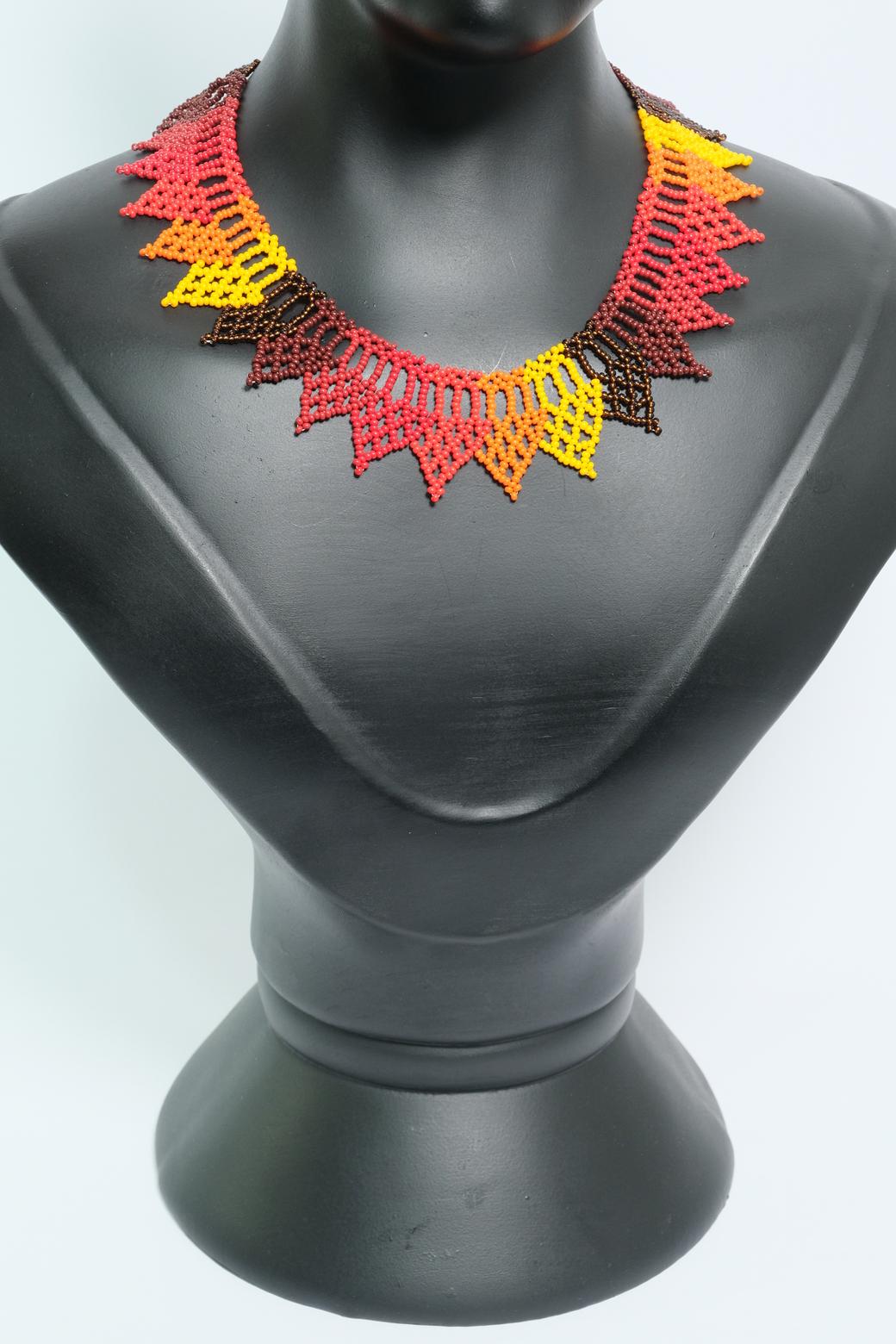 Ocaso Dorado Collar etnico artesanal en chaquiras tonos tierra diseno en picos tipo gargantilla handmade statement A6-01