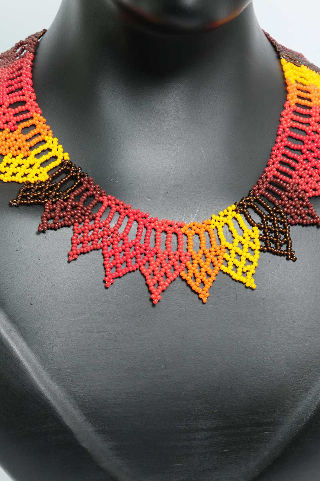 Ocaso Dorado Collar etnico artesanal en chaquiras tonos tierra diseno en picos tipo gargantilla handmade statement A6-01