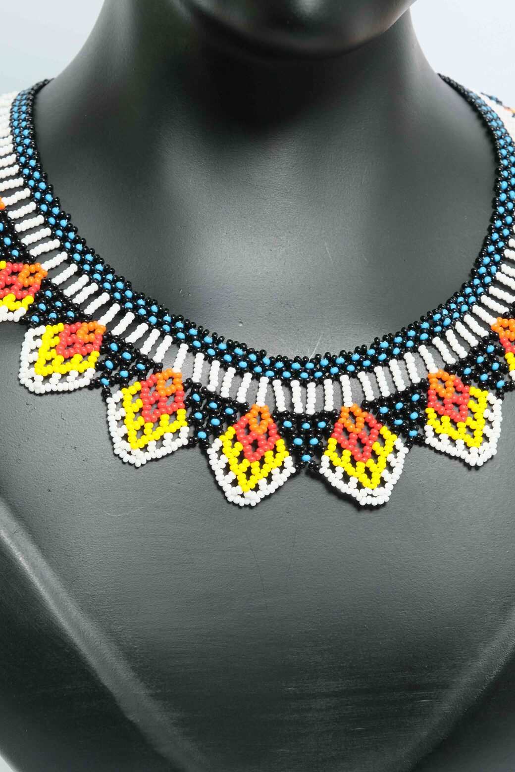 Petalos de Sol Collar etnico artesanal en chaquiras blanco rojo y amarillo diseno floral tipo gargantilla handmade statement A6-03
