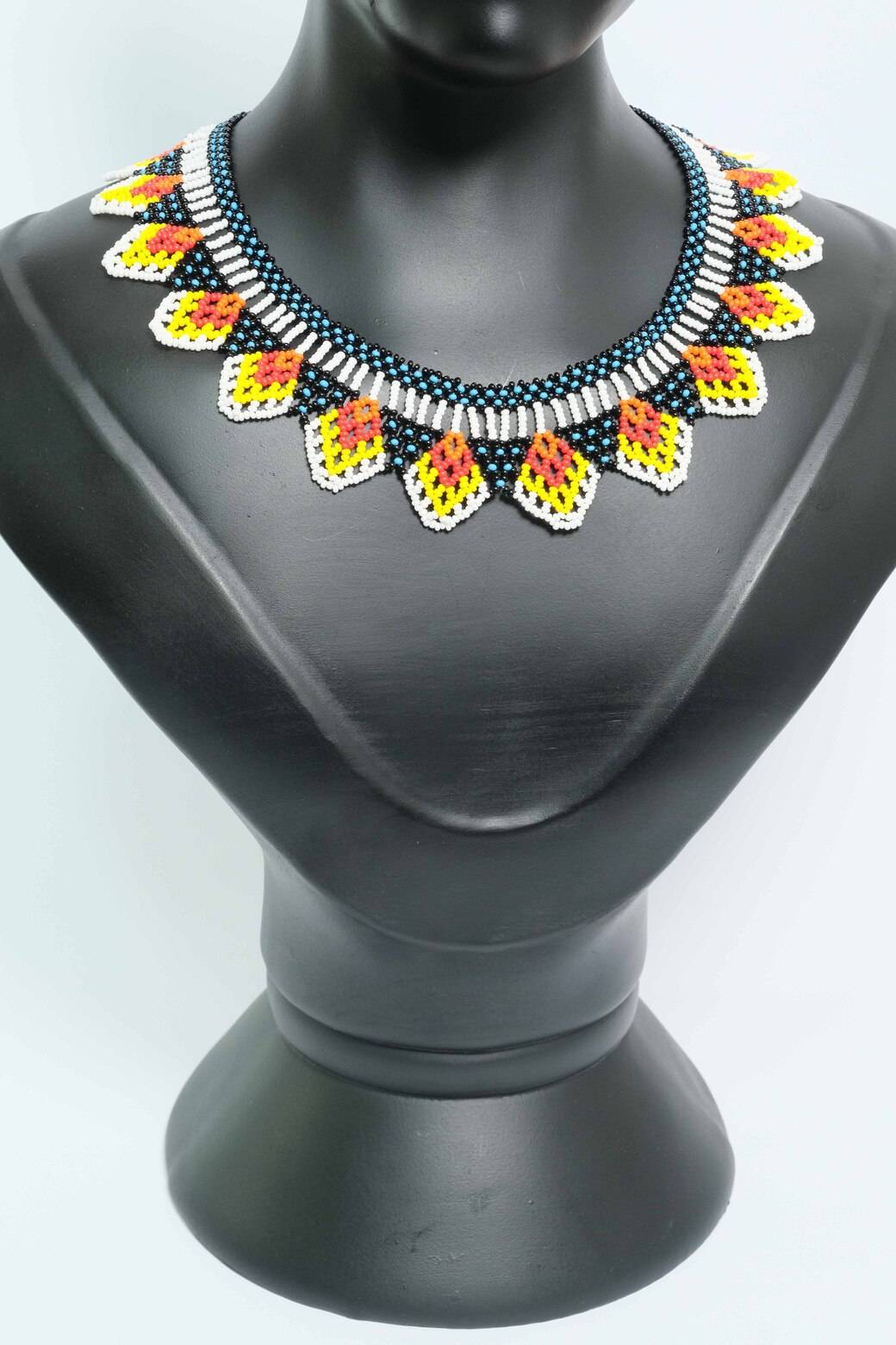 Petalos de Sol Collar etnico artesanal en chaquiras blanco rojo y amarillo diseno floral tipo gargantilla handmade statement A6-03