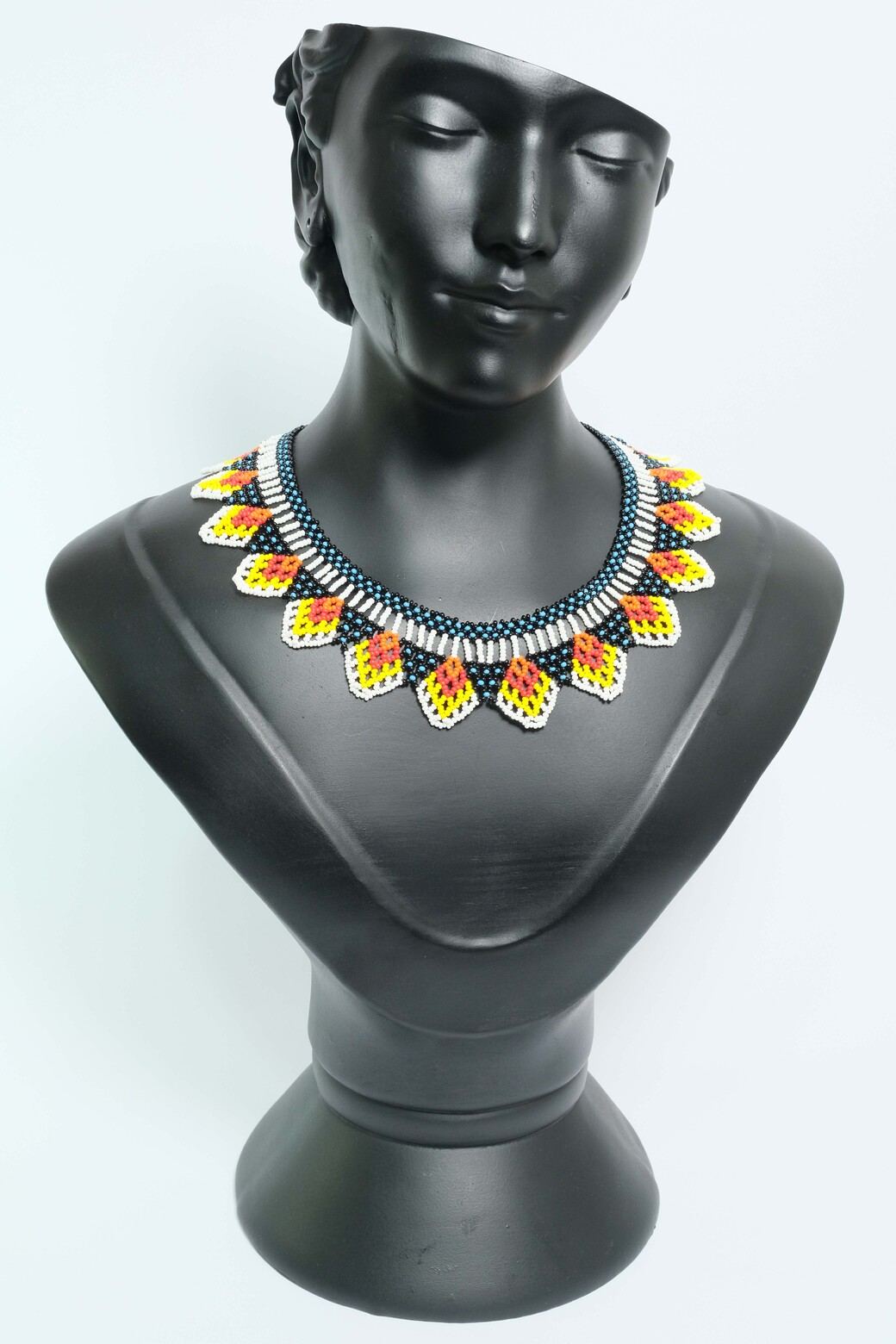Petalos de Sol Collar etnico artesanal en chaquiras blanco rojo y amarillo diseno floral tipo gargantilla handmade statement A6-03
