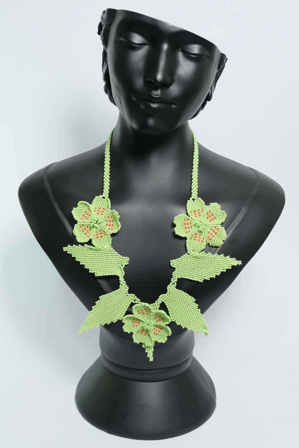 Collar Premium Orquídea Esmeralda – Gargantilla Statement Tejida en Mostacilla, Hojas y Flores Artesanales A7-01