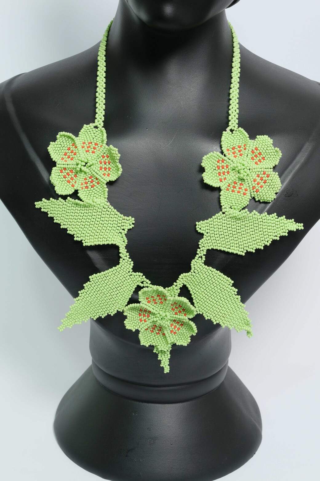 Collar Premium Orquídea Esmeralda – Gargantilla Statement Tejida en Mostacilla, Hojas y Flores Artesanales A7-01