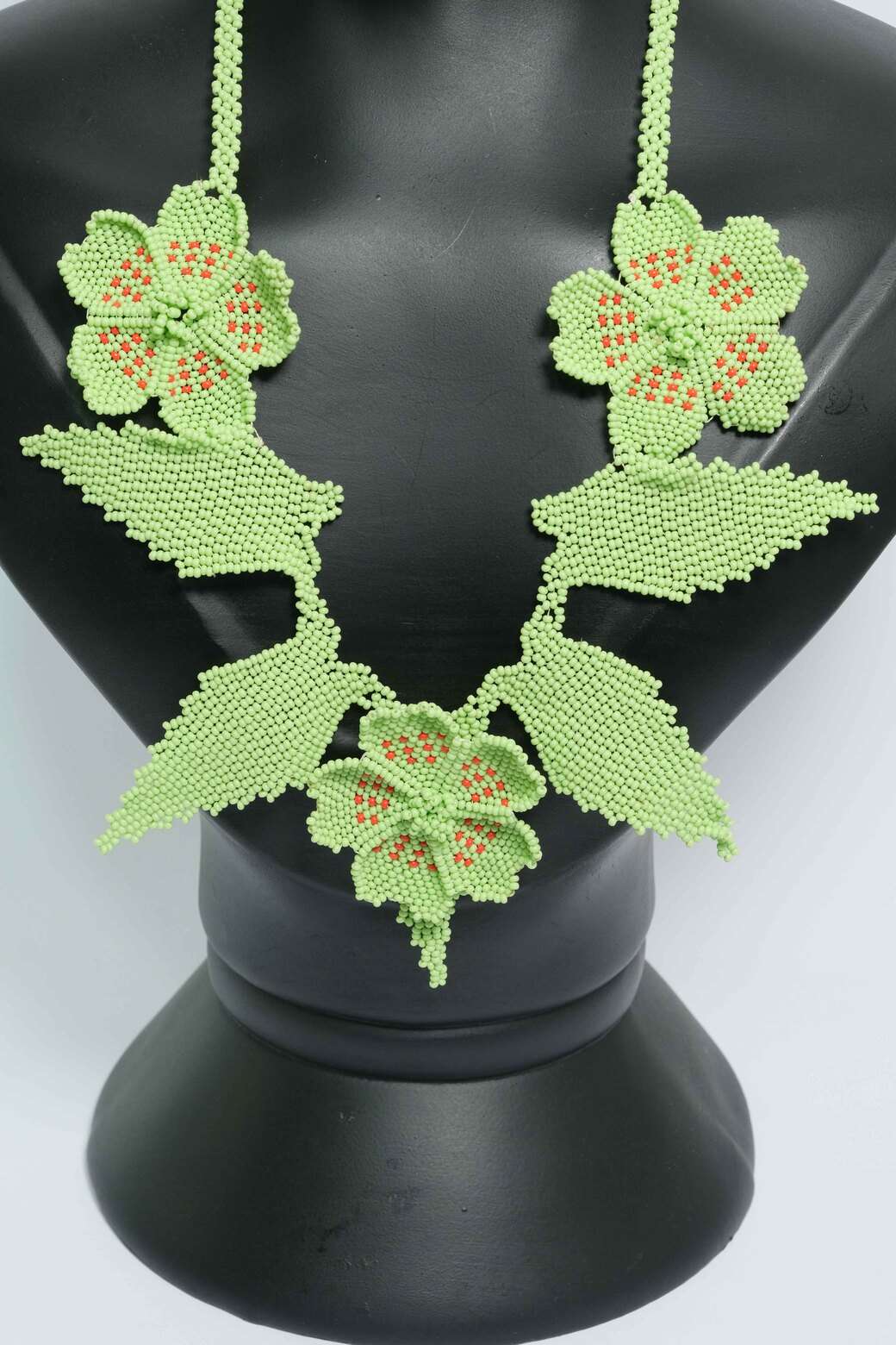 Collar Premium Orquídea Esmeralda – Gargantilla Statement Tejida en Mostacilla, Hojas y Flores Artesanales A7-01