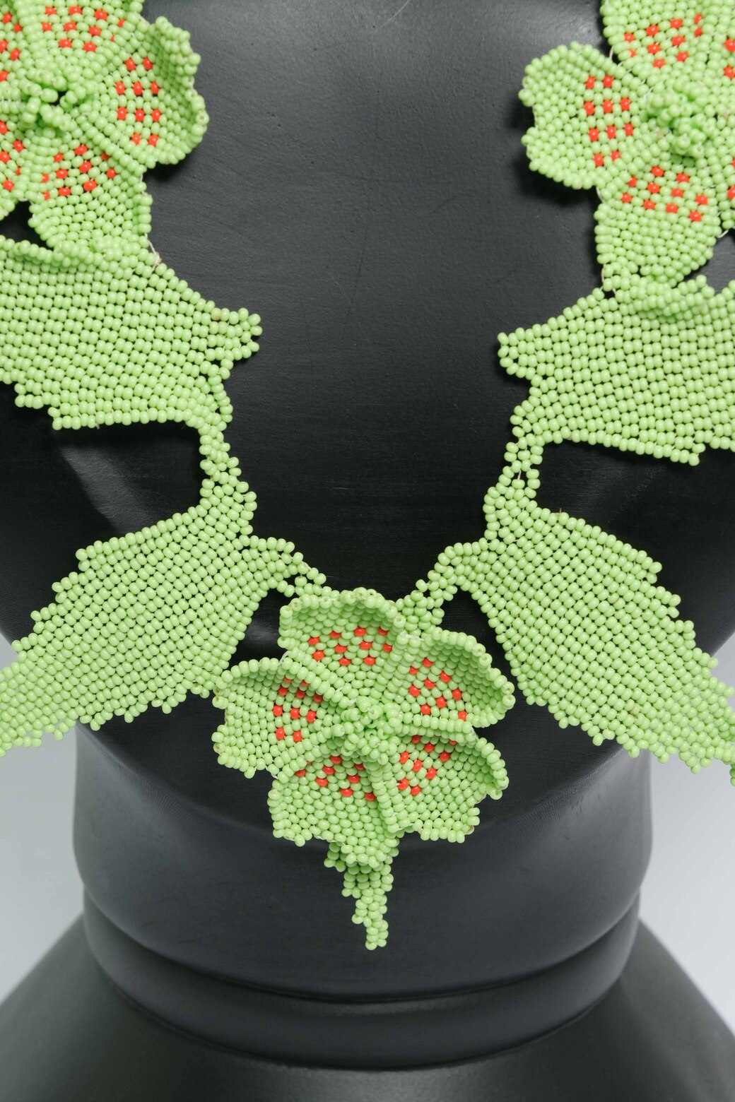 Collar Premium Orquídea Esmeralda – Gargantilla Statement Tejida en Mostacilla, Hojas y Flores Artesanales A7-01