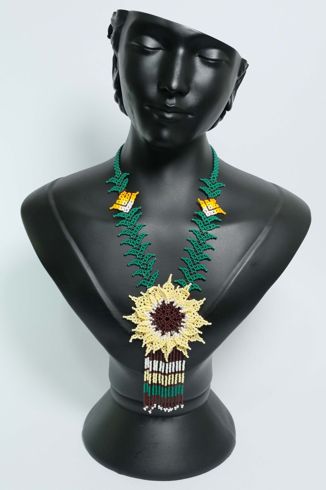 Golden Sun Aura Collar Statement en Mostacilla – Dije de Girasol Artesanal, Flecos Tejidos, Joyería Boho Premium A7-02