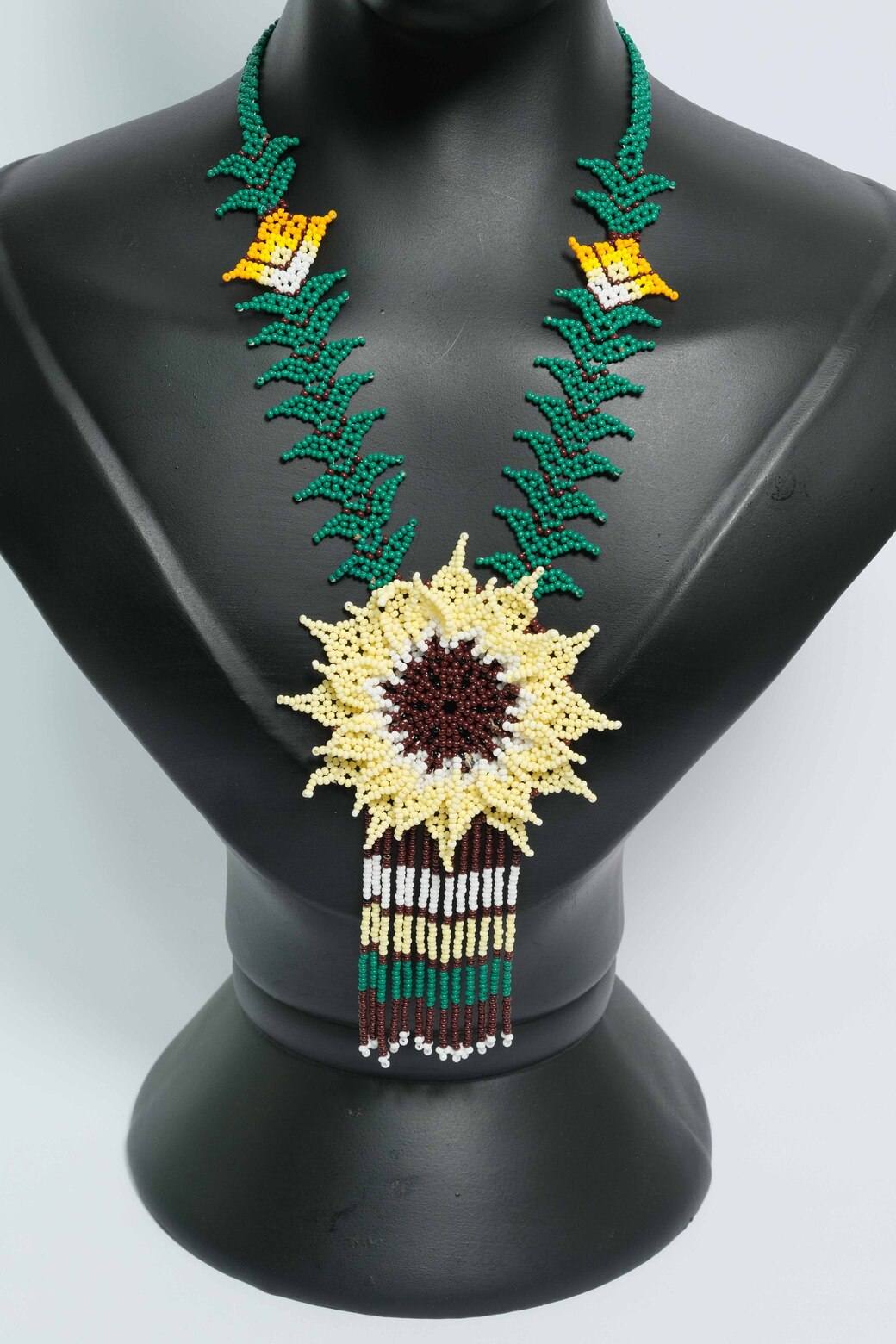 Golden Sun Aura Collar Statement en Mostacilla – Dije de Girasol Artesanal, Flecos Tejidos, Joyería Boho Premium A7-02