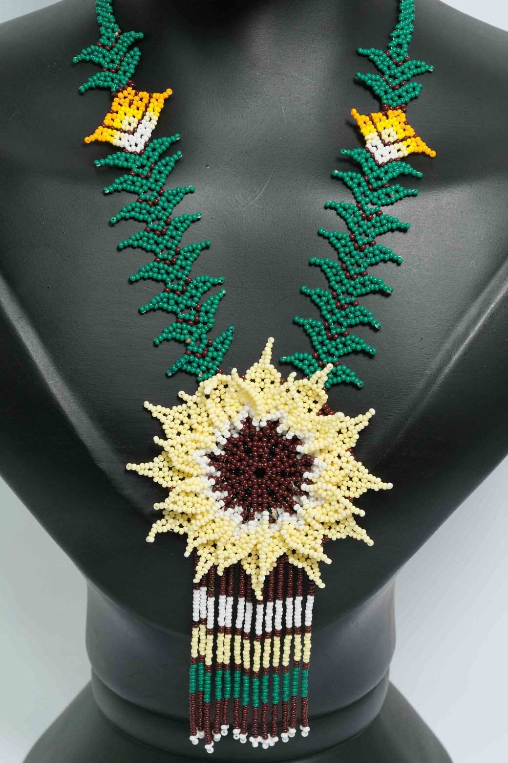 Golden Sun Aura Collar Statement en Mostacilla – Dije de Girasol Artesanal, Flecos Tejidos, Joyería Boho Premium A7-02