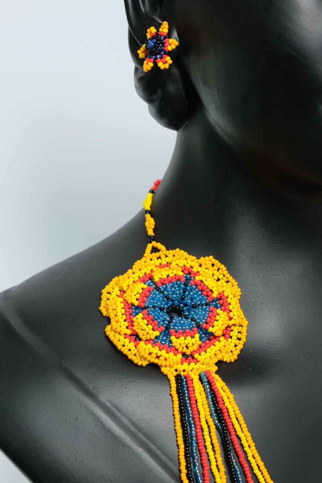 Solar Symphony Collar Statement Multicapa en Mostacilla – Tejido Artesanal con Cuentas de Colores, Caídas en Cascada, Joyería Boho Premium A7-03