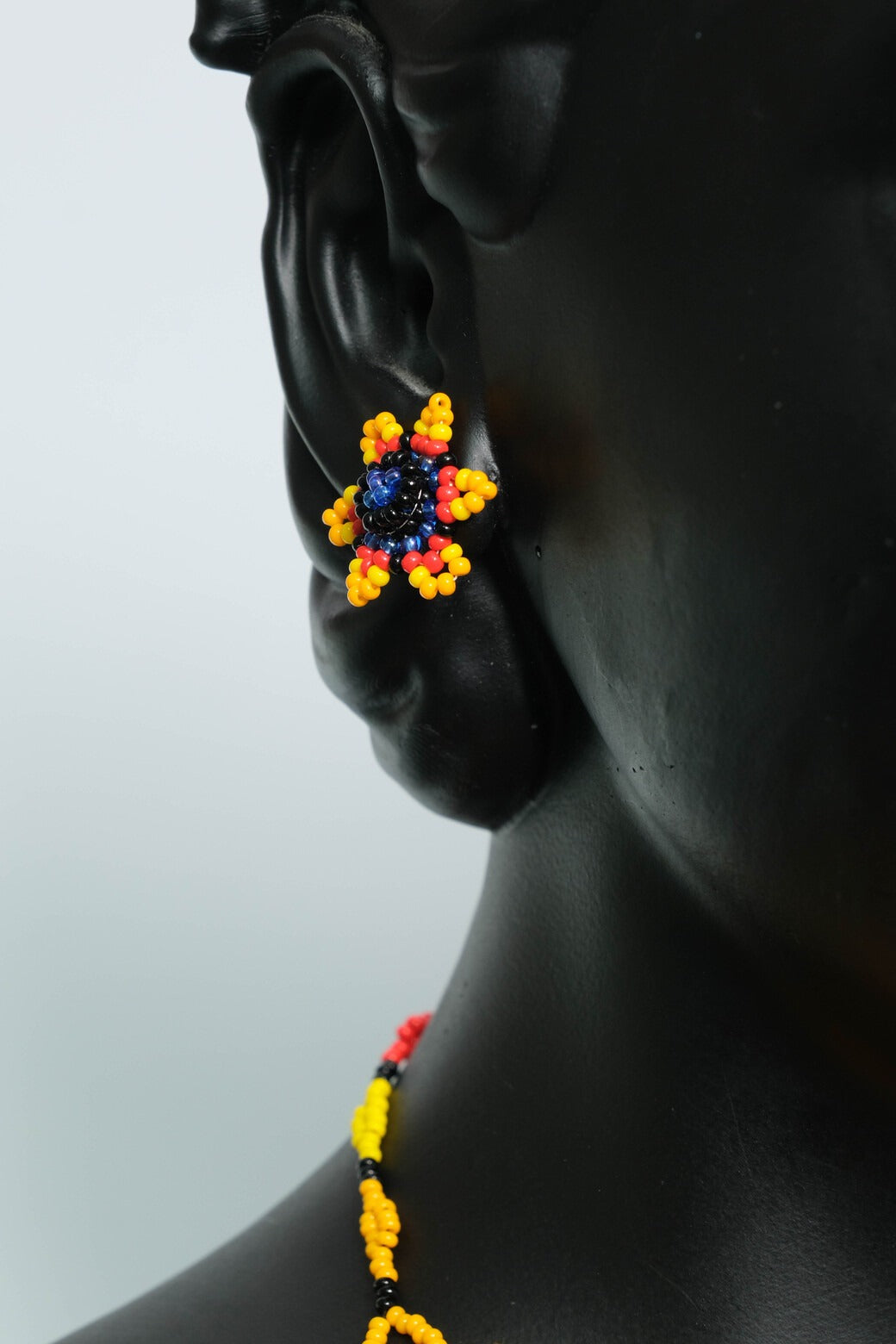 Solar Symphony Collar Statement Multicapa en Mostacilla – Tejido Artesanal con Cuentas de Colores, Caídas en Cascada, Joyería Boho Premium A7-03