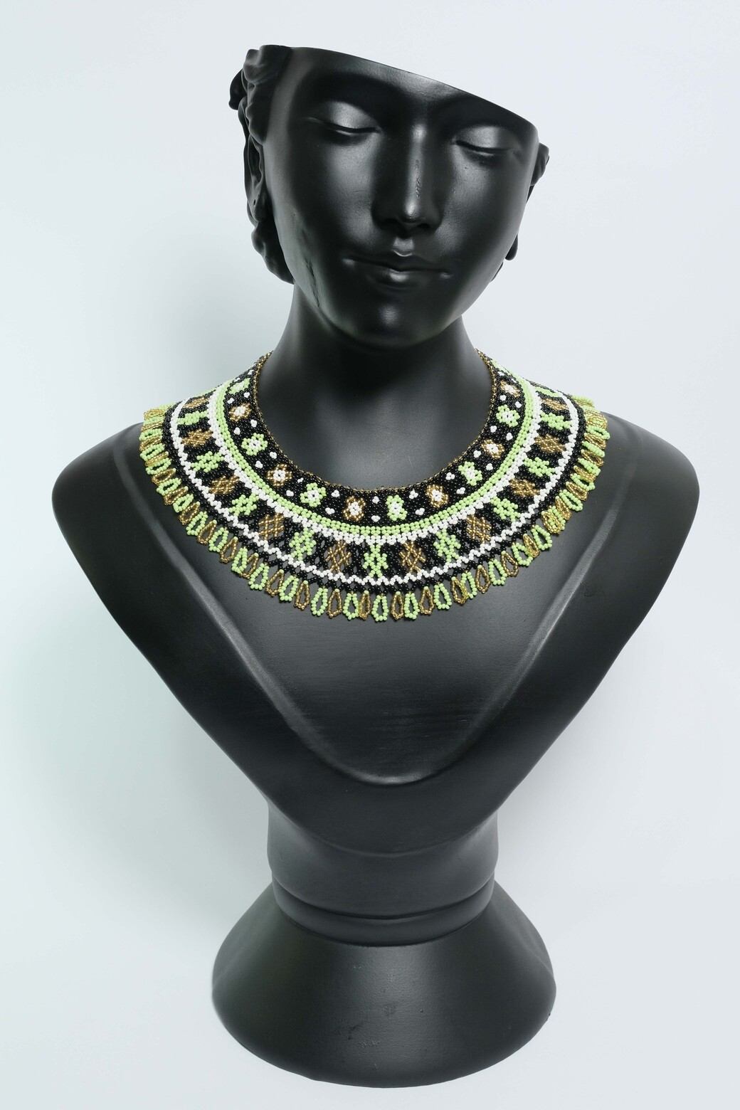 Jade Nocturna Collar Tejido en Mostacilla – Gargantilla Tipo Choker/Bib Negra y Verde, Diseño Geométrico Artesanal Premium A7-04