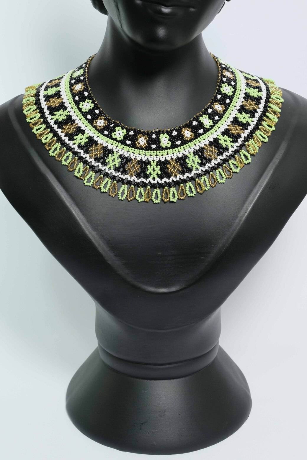 Jade Nocturna Collar Tejido en Mostacilla – Gargantilla Tipo Choker/Bib Negra y Verde, Diseño Geométrico Artesanal Premium A7-04