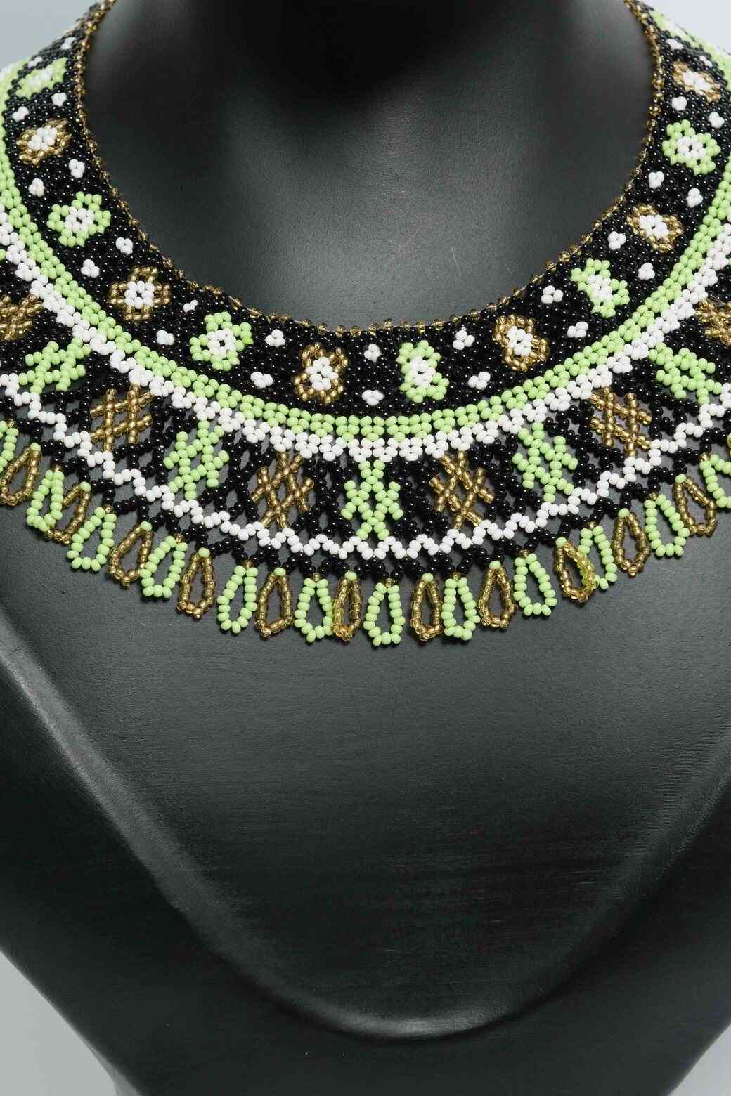 Jade Nocturna Collar Tejido en Mostacilla – Gargantilla Tipo Choker/Bib Negra y Verde, Diseño Geométrico Artesanal Premium A7-04