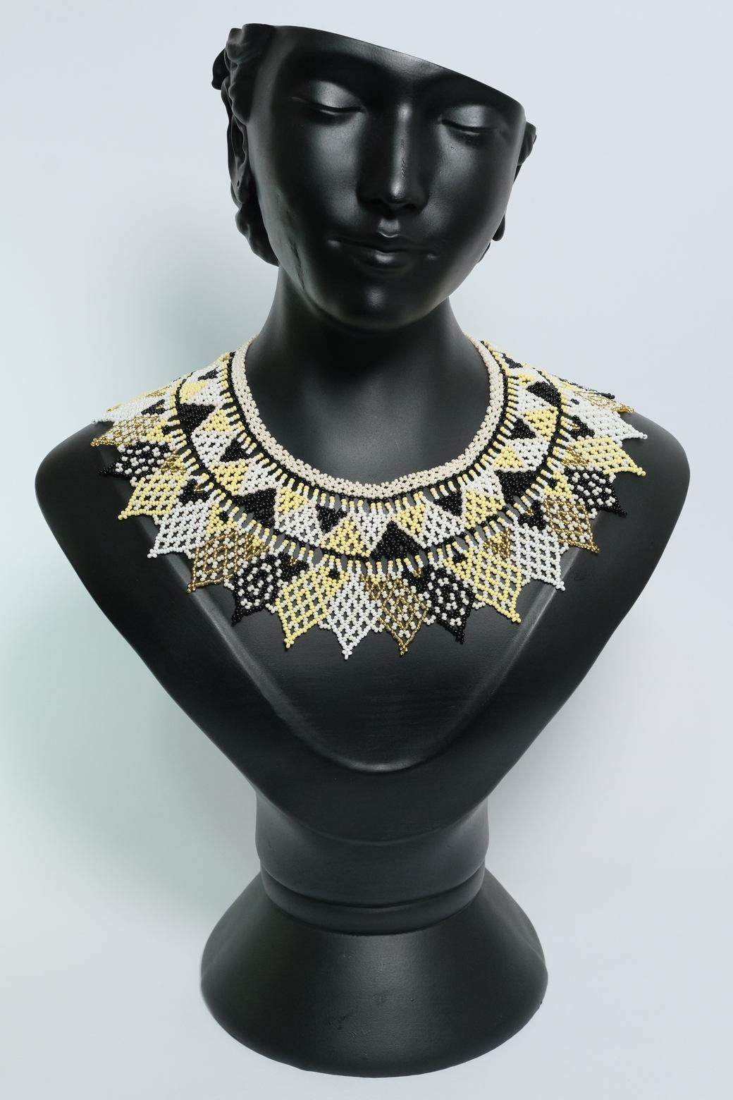 Midnight Gold Mosaic™ Collar Statement en Mostacilla – Gargantilla/Babero Artesanal Geométrica Negro, Blanco y Dorado, Joyería Premium B1-01