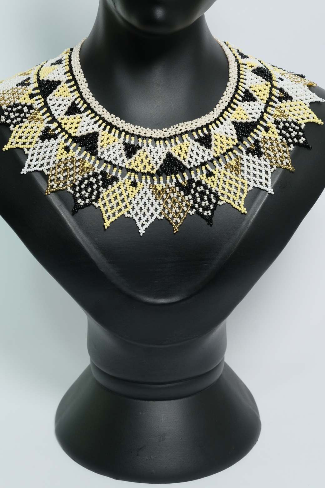 Midnight Gold Mosaic™ Collar Statement en Mostacilla – Gargantilla/Babero Artesanal Geométrica Negro, Blanco y Dorado, Joyería Premium B1-01