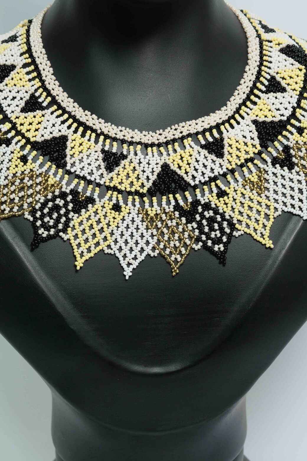 Midnight Gold Mosaic™ Collar Statement en Mostacilla – Gargantilla/Babero Artesanal Geométrica Negro, Blanco y Dorado, Joyería Premium B1-01