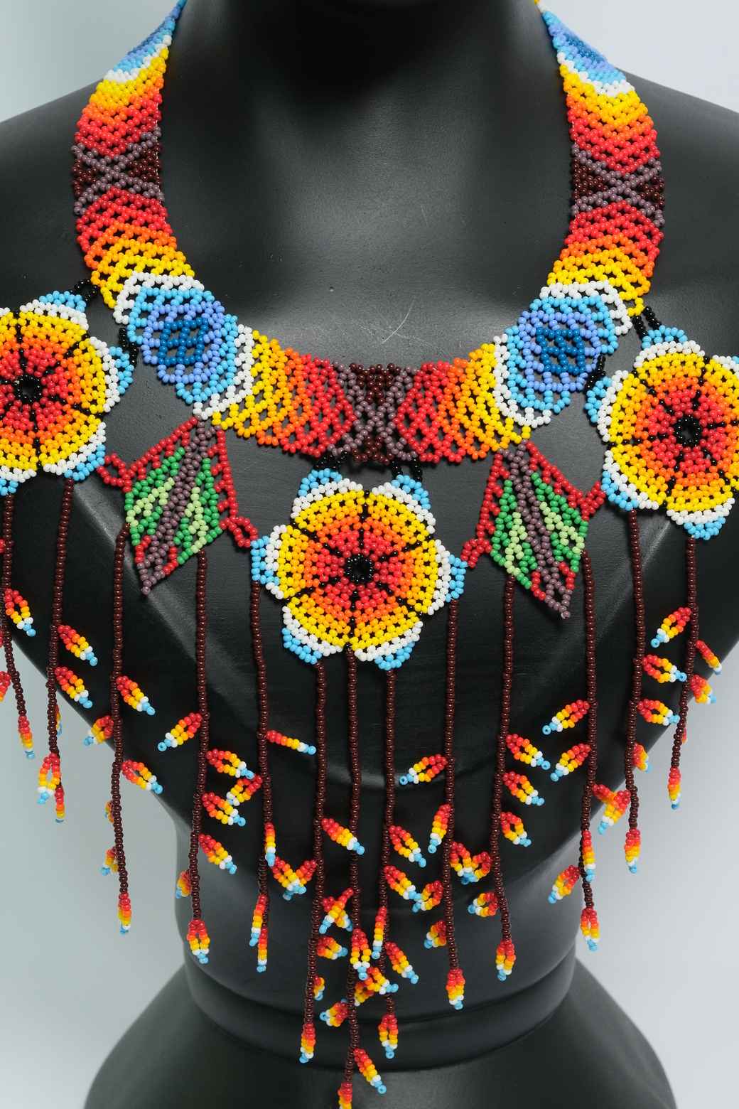 Jardin de Fuego Collar etnico artesanal en chaquiras con flores 3D y flecos multicolor handmade statement A3-01