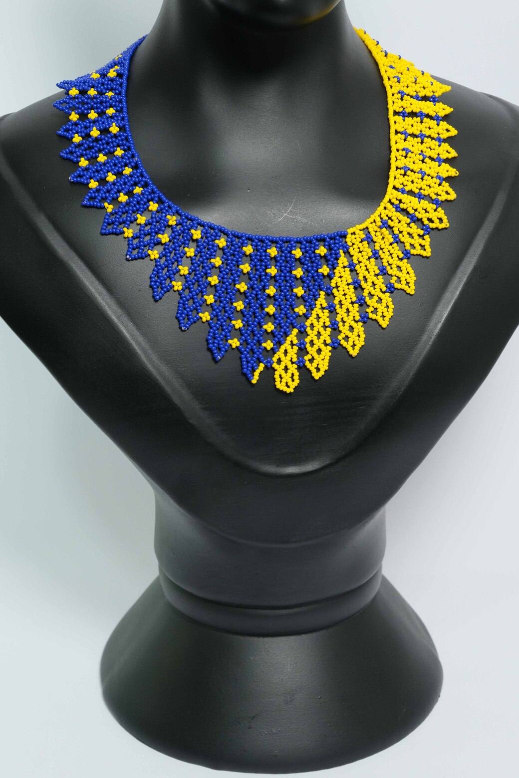 Azure Gold Eclipse Collar Statement en Mostacilla – Gargantilla Artesanal Azul y Amarilla, Joyería Hecha a Mano Premium A8-01