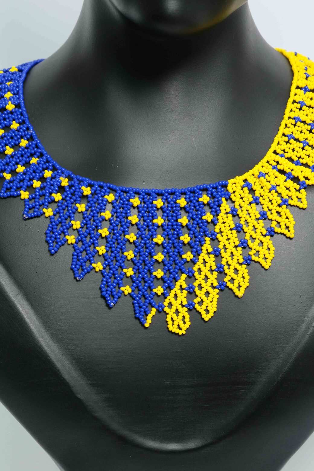 Azure Gold Eclipse Collar Statement en Mostacilla – Gargantilla Artesanal Azul y Amarilla, Joyería Hecha a Mano Premium A8-01