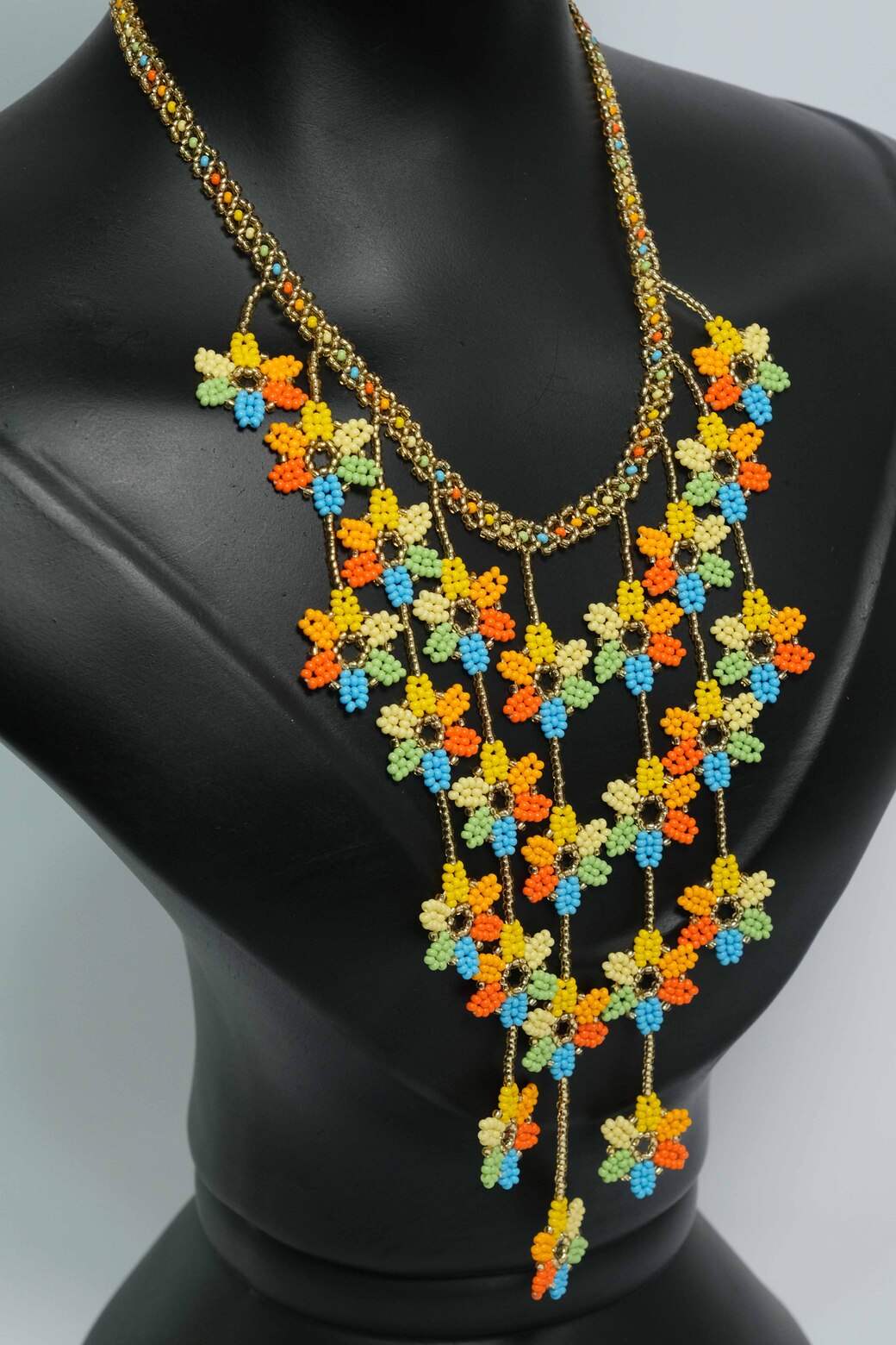 Cascada Floral Collar etnico artesanal en chaquiras con flores colgantes multicolor handmade statement A4-03