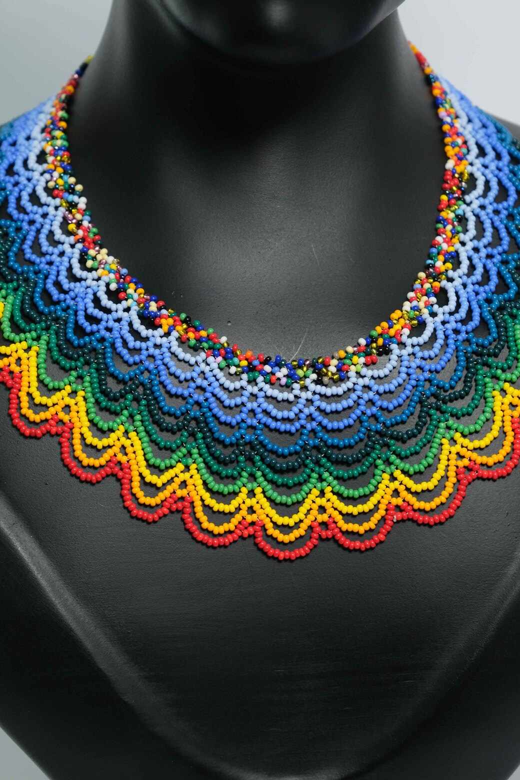 Rainbow Aura Luxe Collar Statement en Mostacilla – Gargantilla Artesanal Multicolor, Joyería Hecha a Mano Premium A9-01