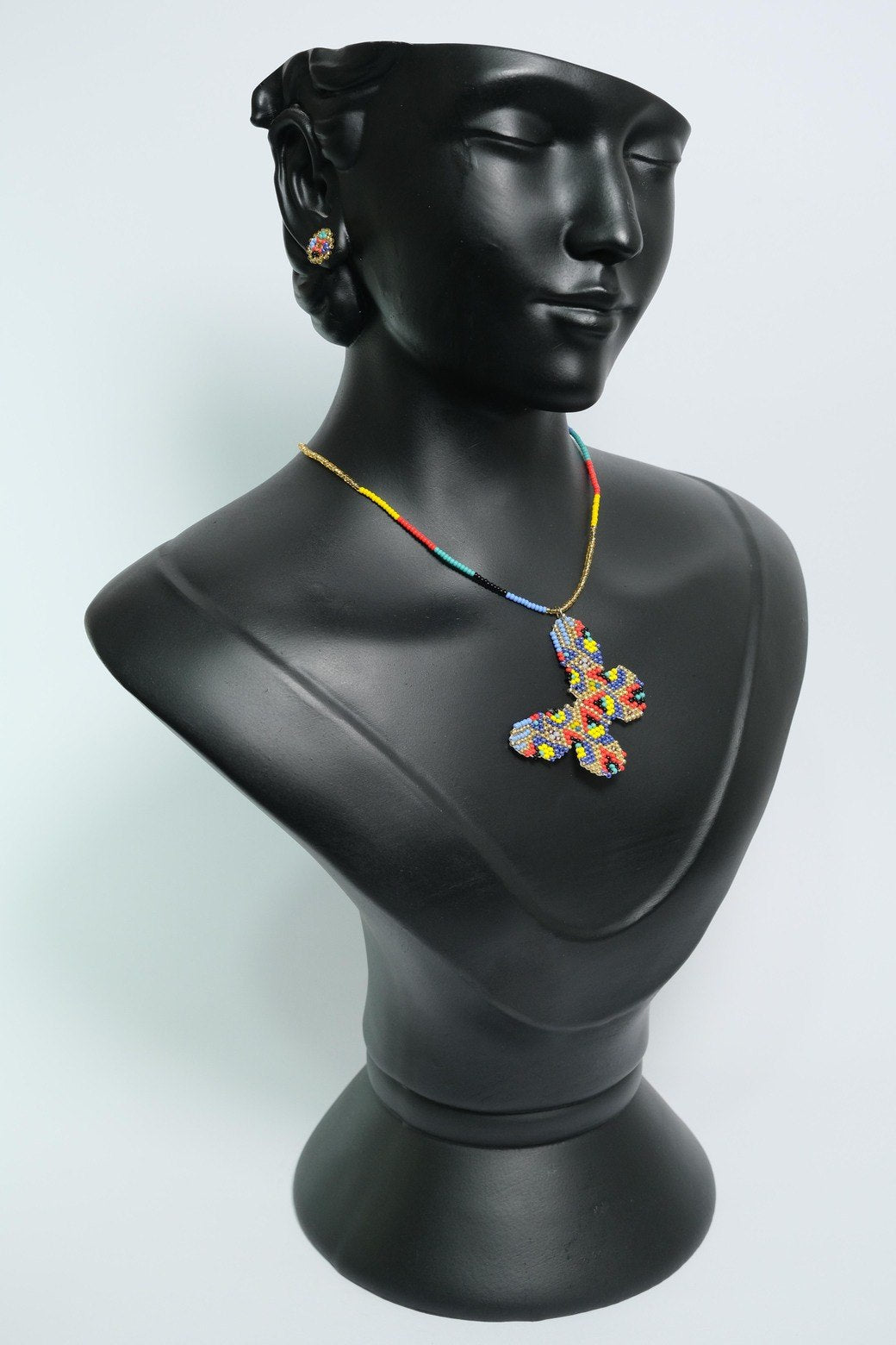 Confetti Monarch Luxe Collar Mariposa en Mostacilla – Dije Artesanal Multicolor Tejido a Mano, Joyeria Boho PremiumB2-04
