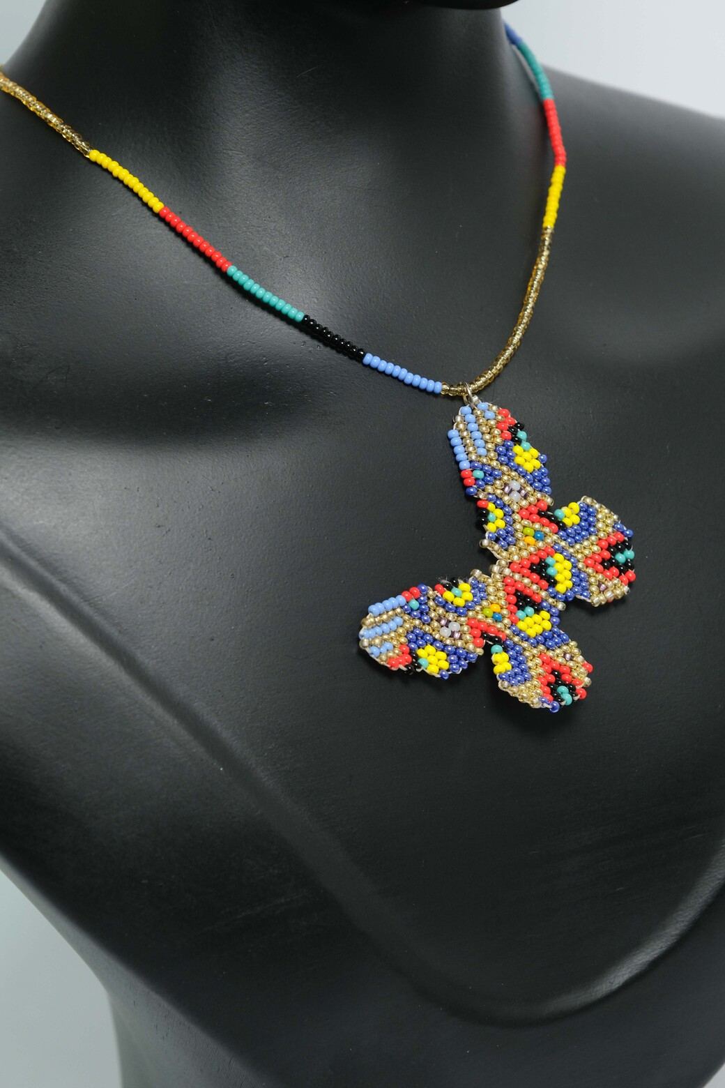 Confetti Monarch Luxe Collar Mariposa en Mostacilla – Dije Artesanal Multicolor Tejido a Mano, Joyeria Boho PremiumB2-04