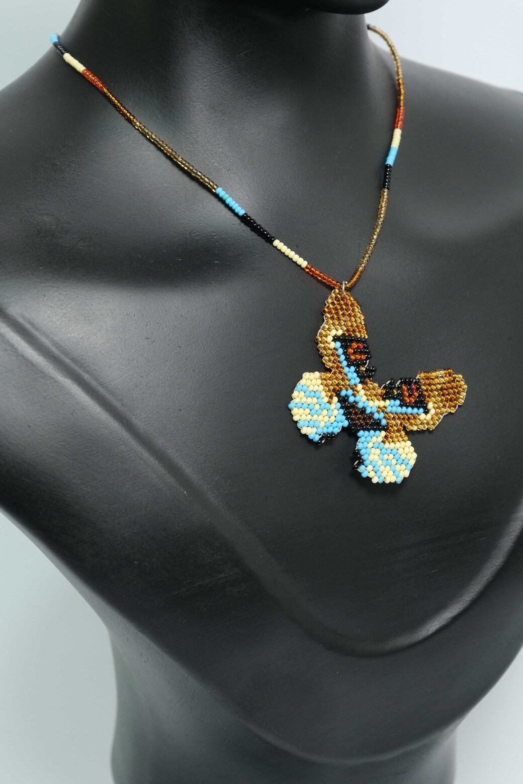 Sky Monarch Luxe Collar Mariposa en Mostacilla – Dije Artesanal Tejido a Mano, Joyería Boho Minimalista Premium B2-01