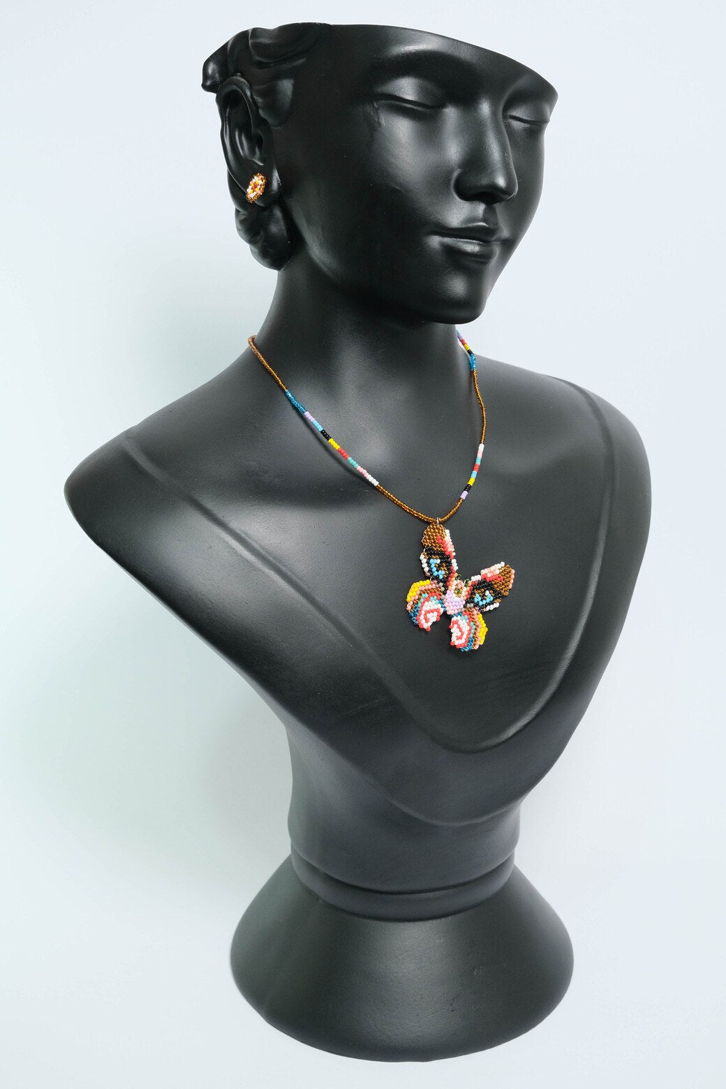 Prismatic Monarch Luxe Collar Mariposa en Mostacilla – Dije Artesanal Multicolor Tejido a Mano, Joyeria Boho Premium B2-02