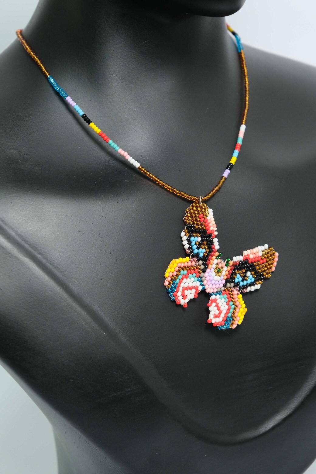 Prismatic Monarch Luxe Collar Mariposa en Mostacilla – Dije Artesanal Multicolor Tejido a Mano, Joyeria Boho Premium B2-02