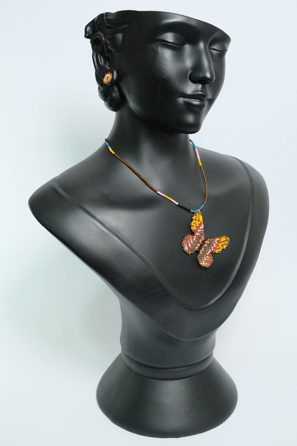 Golden Blush Monarch™ Collar Mariposa en Mostacilla – Dije Artesanal Dorado y Rosado, Joyeria Boho Minimalista Premium B2-03