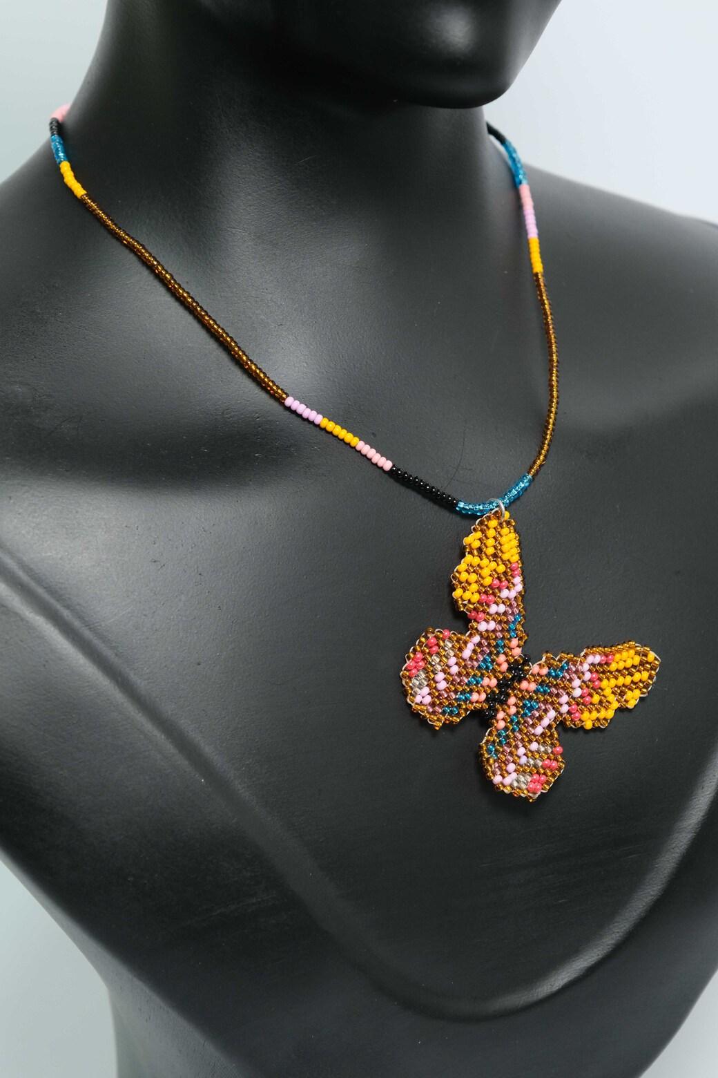 Golden Blush Monarch™ Collar Mariposa en Mostacilla – Dije Artesanal Dorado y Rosado, Joyeria Boho Minimalista Premium B2-03