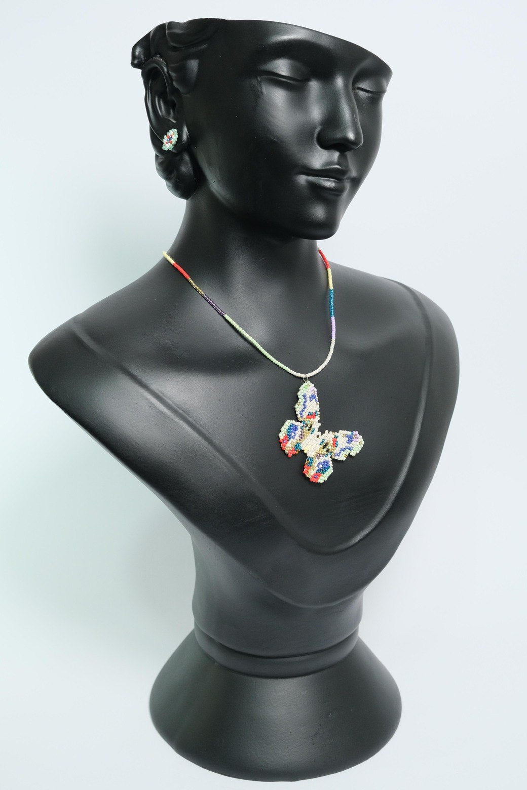 Opal Prism Monarch Collar Mariposa en Mostacilla – Dije Artesanal Multicolor Pastel, Joyeria Boho Minimalista PremiumB2-05