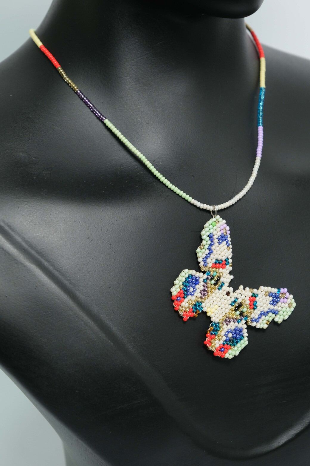 Opal Prism Monarch Collar Mariposa en Mostacilla – Dije Artesanal Multicolor Pastel, Joyeria Boho Minimalista PremiumB2-05
