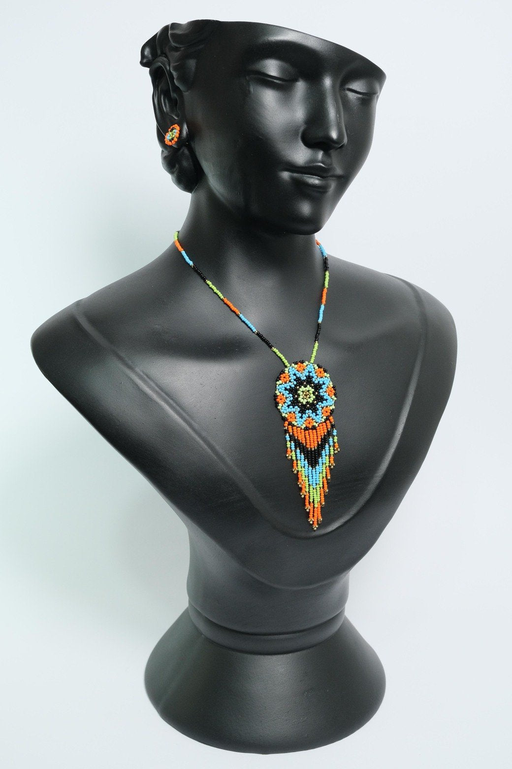 Jade Flame Mandala Juego de  Collar Artesanal en Mostacilla Turquesa, Naranja y Verde – Medallón Hecho a Mano, Joyería Boho Premium B5-08