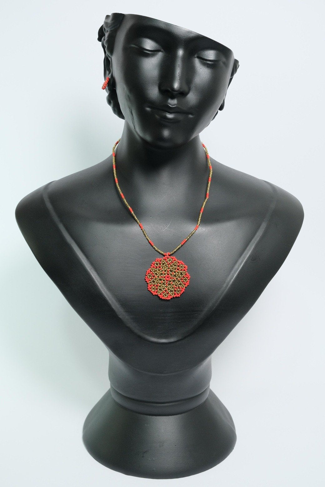 Crimson Gold Mandala Collar Artesanal Rojo y Dorado – Juego de Collar Medallón de Mostacilla Hecho a Mano, Joyería Boho de Lujo B5-10