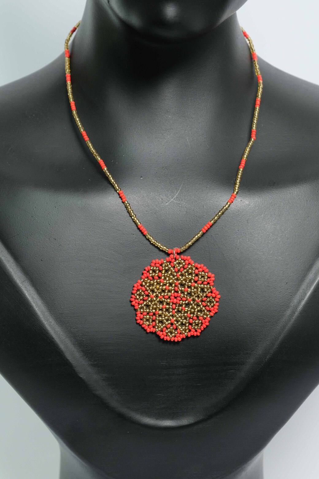 Crimson Gold Mandala Collar Artesanal Rojo y Dorado – Juego de Collar Medallón de Mostacilla Hecho a Mano, Joyería Boho de Lujo B5-10