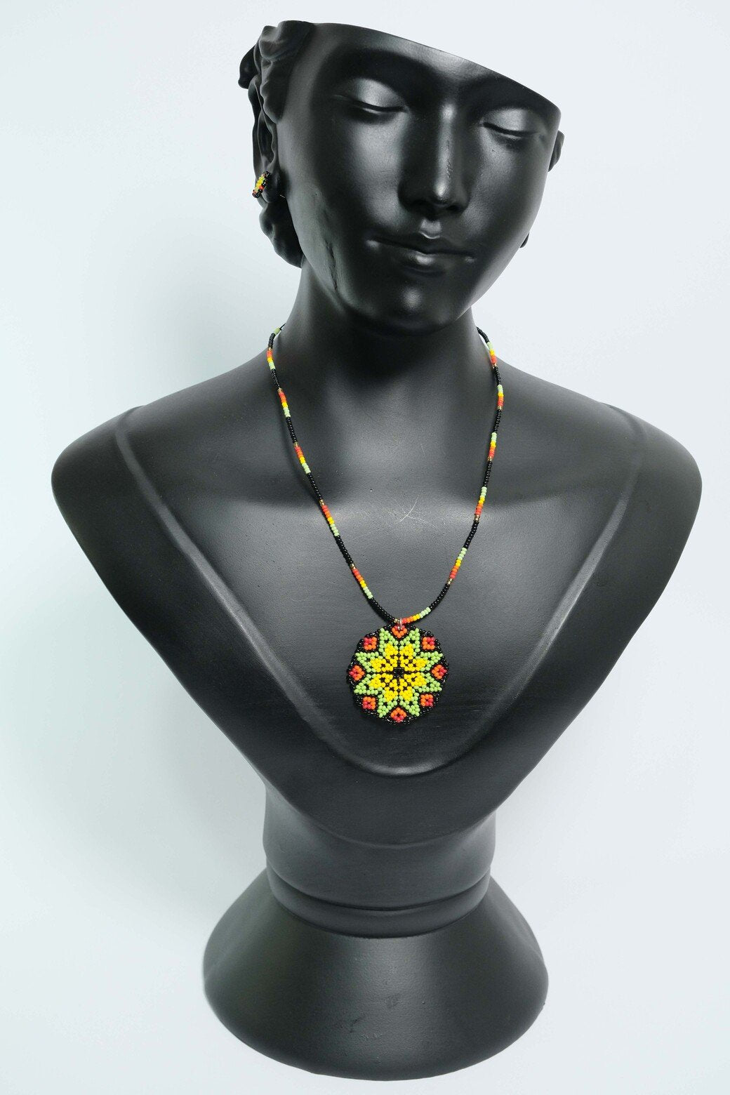 Jungle Ember Mandala Luxe Collar de Mostacillas con Medallon – Dije Artesanal Negro, Verde y Naranja, Joyeria Boho PremiumB5-02