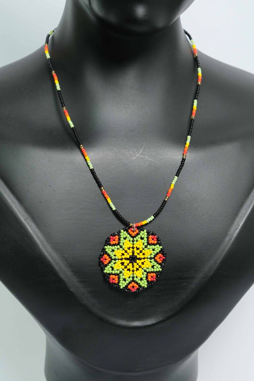 Jungle Ember Mandala Luxe Collar de Mostacillas con Medallon – Dije Artesanal Negro, Verde y Naranja, Joyeria Boho PremiumB5-02