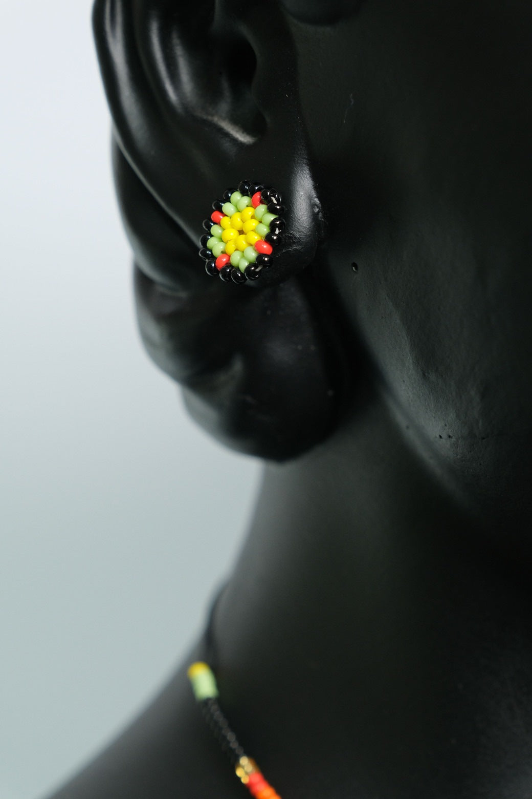 Jungle Ember Mandala Luxe Collar de Mostacillas con Medallon – Dije Artesanal Negro, Verde y Naranja, Joyeria Boho PremiumB5-02