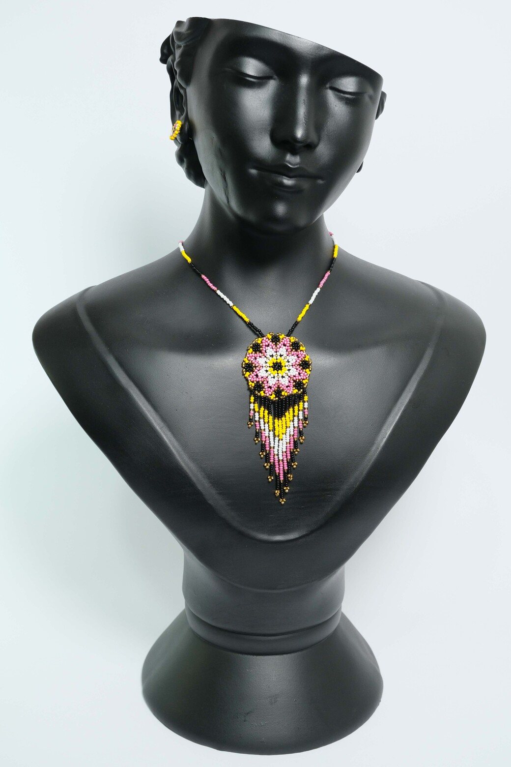 Solar Blossom Mandala Luxe Collar Floral con Flecos en Mostacilla – Medallon Artesanal Amarillo, Rosa, Negro y Dorado, Joyeria Boho Premium Hecha a ManoB5-05