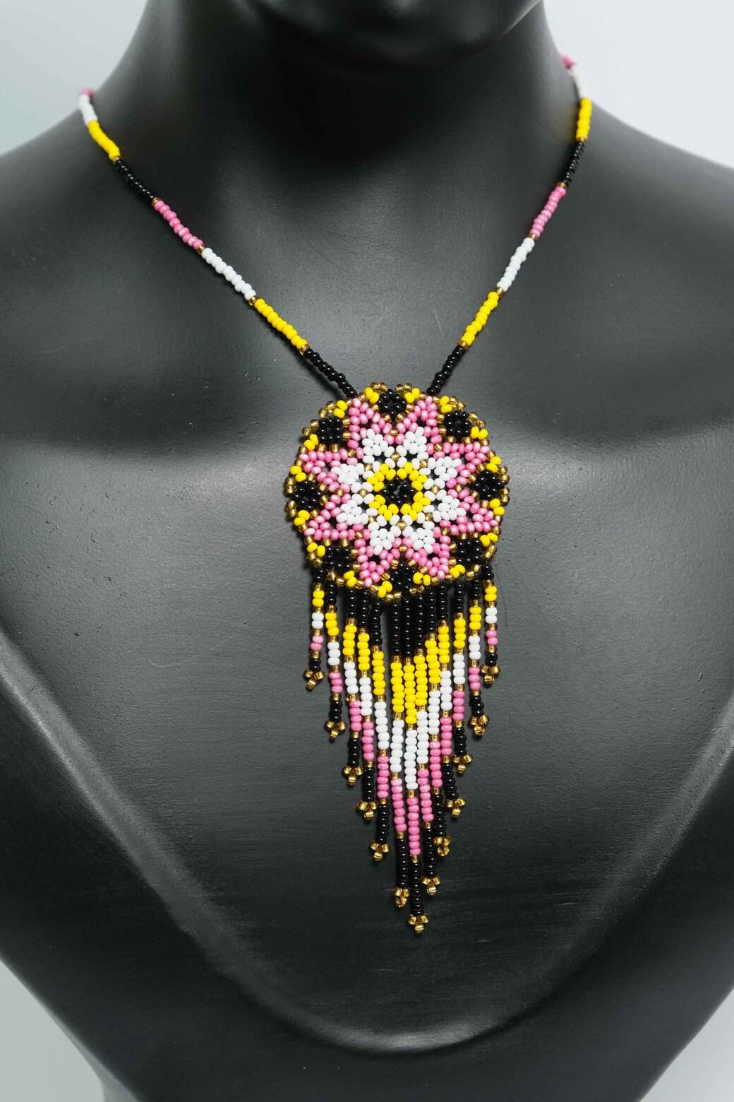 Solar Blossom Mandala Luxe Collar Floral con Flecos en Mostacilla – Medallon Artesanal Amarillo, Rosa, Negro y Dorado, Joyeria Boho Premium Hecha a ManoB5-05