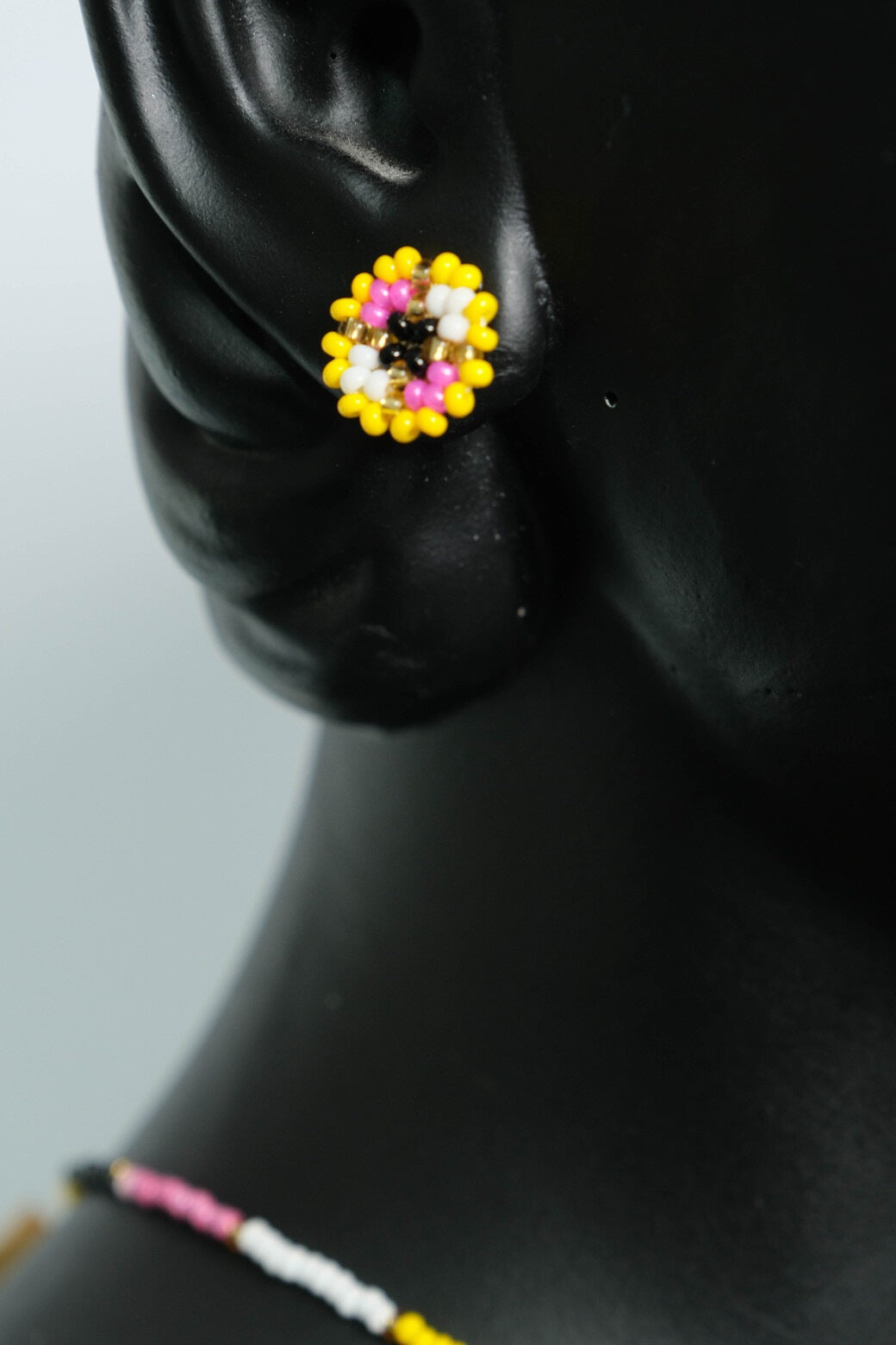 Solar Blossom Mandala Luxe Collar Floral con Flecos en Mostacilla – Medallon Artesanal Amarillo, Rosa, Negro y Dorado, Joyeria Boho Premium Hecha a ManoB5-05
