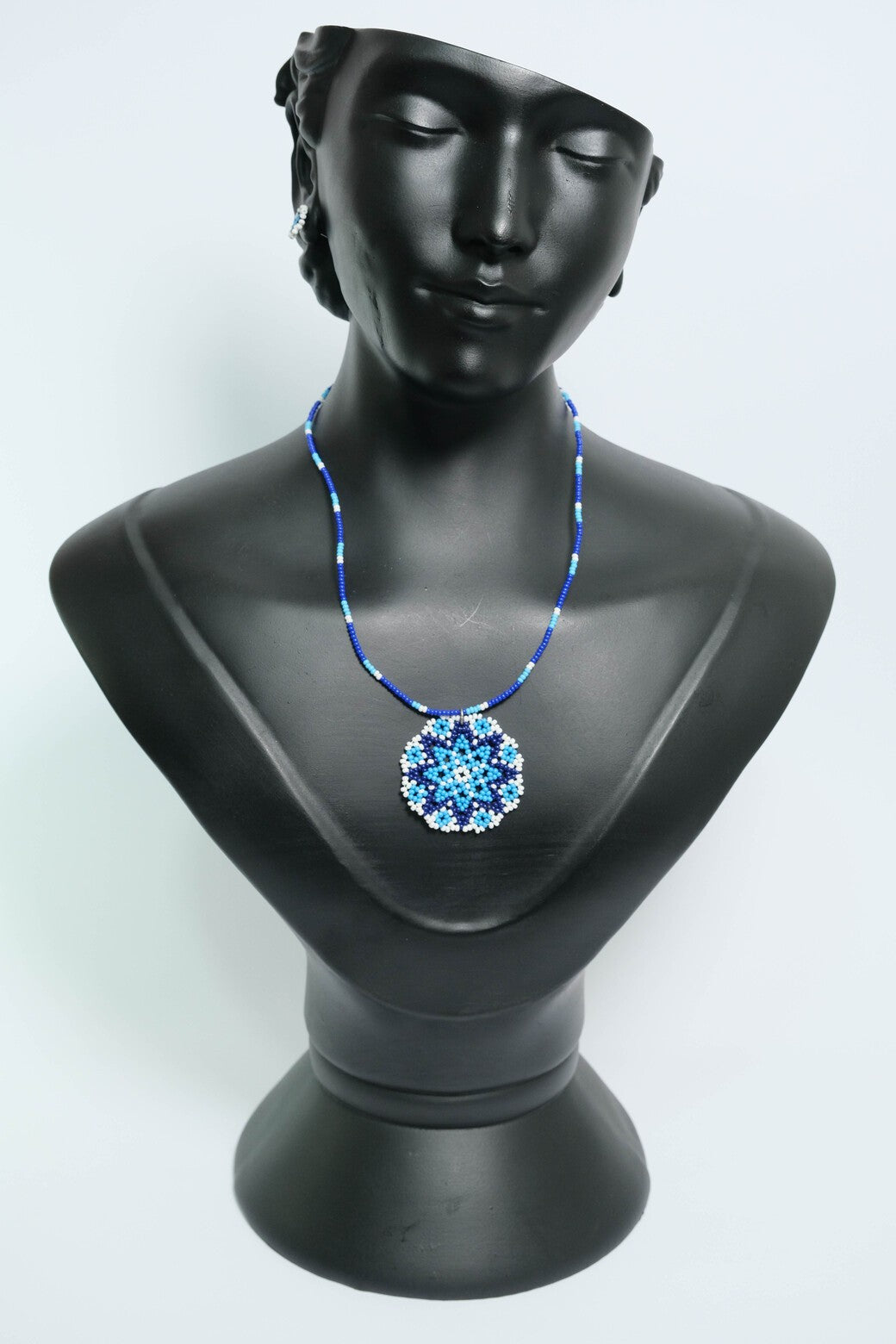 Blue Aurora Mandala Luxe Collar de Mostacillas con Medallon – Dije Artesanal Azul y Blanco, JoyerIa Boho Premium Hecha a ManoB5-01