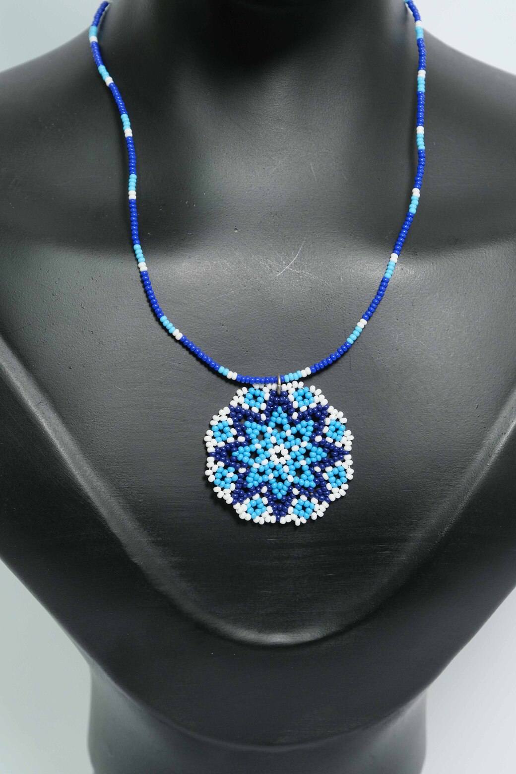 Blue Aurora Mandala Luxe Collar de Mostacillas con Medallon – Dije Artesanal Azul y Blanco, JoyerIa Boho Premium Hecha a ManoB5-01