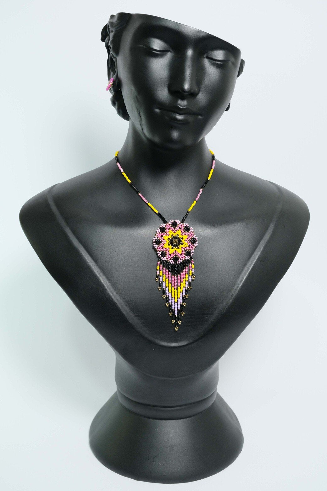 Golden Sun Bloom Mandala Luxe™ Collar con Medallón y Flecos en Mostacilla – Dije Artesanal Amarillo, Rosa, Negro y Dorado, Joyeria Boho Premium Hecha a ManoB5-04