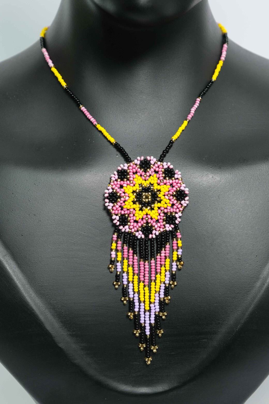 Golden Sun Bloom Mandala Luxe™ Collar con Medallón y Flecos en Mostacilla – Dije Artesanal Amarillo, Rosa, Negro y Dorado, Joyeria Boho Premium Hecha a ManoB5-04