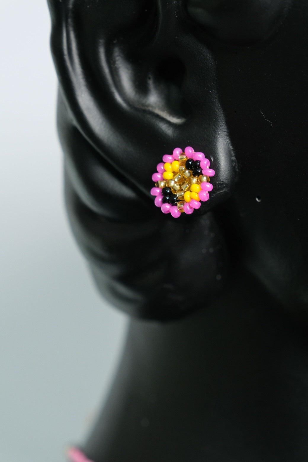 Golden Sun Bloom Mandala Luxe™ Collar con Medallón y Flecos en Mostacilla – Dije Artesanal Amarillo, Rosa, Negro y Dorado, Joyeria Boho Premium Hecha a ManoB5-04